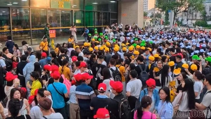 Du khách chờ làm thủ tục xuất cảnh tại Cửa khẩu Quốc tế Lào Cai. Ảnh: Báo Lào Cai