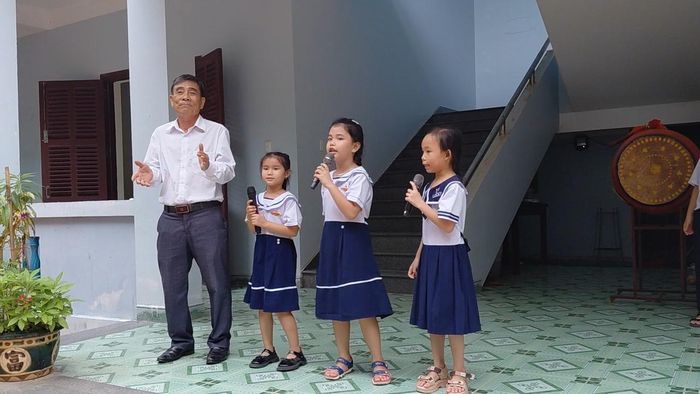 Những đứa trẻ trên đảo Trường Sa và thầy giáo hát tạm biệt Đoàn công tác.