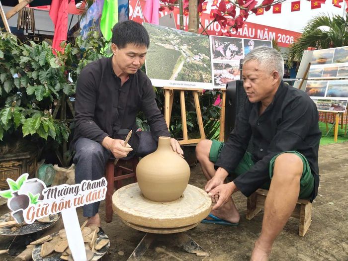 Trong dòng người đông đúc tại các không gian lễ hội, nhiều du khách dừng lại để chụp ảnh, trò chuyện với nghệ nhân, thử một trò chơi dân gian hay thưởng thức món ăn truyền thống. Những trải nghiệm giản dị ấy góp phần tạo nên ấn tượng riêng về Mộc Châu - vùng đất không chỉ hấp dẫn bởi khí hậu trong lành, cảnh sắc thiên nhiên mà còn bởi chiều sâu văn hóa được gìn giữ qua nhiều thế hệ (Ảnh: QĐ).