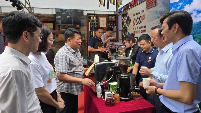 Lãnh đạo tỉnh Sơn La thăm Trại Văn hóa - Du lịch tại Quảng trường 8/5, phường Mộc Châu (Ảnh: QĐ).