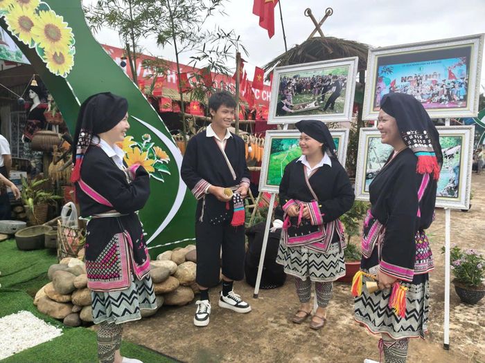 Điều làm nên sức hút của lễ hội không chỉ là quy mô của các hoạt động, mà còn ở cách văn hóa truyền thống hiện diện trong đời sống đương đại. Những điệu múa, trò chơi dân gian, trang phục, ẩm thực và phong tục của đồng bào các dân tộc được đưa đến gần hơn với du khách, trở thành những trải nghiệm sống động thay vì chỉ được giới thiệu qua sách vở hay những màn trình diễn trên sân khấu (Ảnh: QĐ).