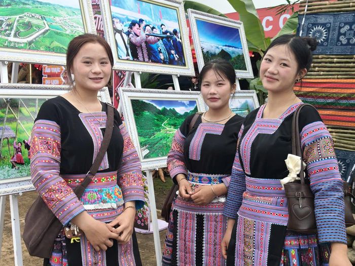 Ngay từ sáng sớm, khu vực Trại Văn hóa - Du lịch đã trở nên đông vui. Những bộ trang phục truyền thống rực rỡ của đồng bào Mông, Dao, Thái, Mường hòa cùng tiếng nói cười của du khách tạo nên bức tranh văn hóa nhiều màu sắc (Ảnh: QĐ).