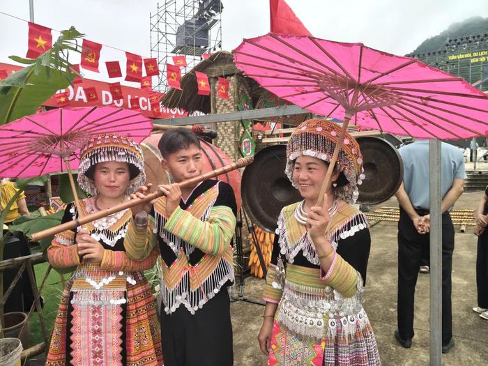 Tuần Văn hóa Du lịch Mộc Châu năm 2026 đang làm những ngày cuối tháng 8, đầu tháng 9 trên cao nguyên Mộc Châu thành ngày hội lớn. Trong sắc màu thổ cẩm, tiếng khèn, tiếng cười và những hoạt động văn hóa cộng đồng, Mộc Châu hiện lên vừa gần gũi, thân tình, vừa giàu sức hấp dẫn (Ảnh: QĐ).