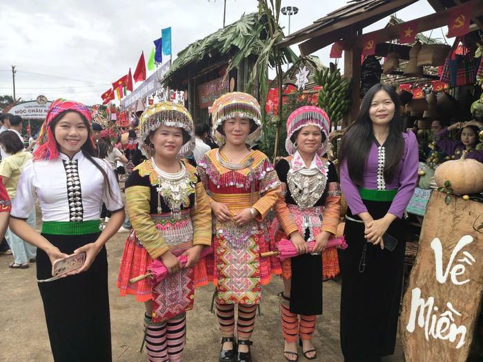 Với người dân địa phương, lễ hội là dịp gìn giữ và tự hào về những giá trị văn hóa của dân tộc. Với du khách, đó là hành trình khám phá một Mộc Châu giàu bản sắc, nơi mỗi trải nghiệm đều để lại một dấu ấn riêng. Và khi rời cao nguyên, những sắc màu văn hóa ấy vẫn theo chân du khách, trở thành một phần ký ức đẹp về vùng đất Tây Bắc (Ảnh: QĐ).