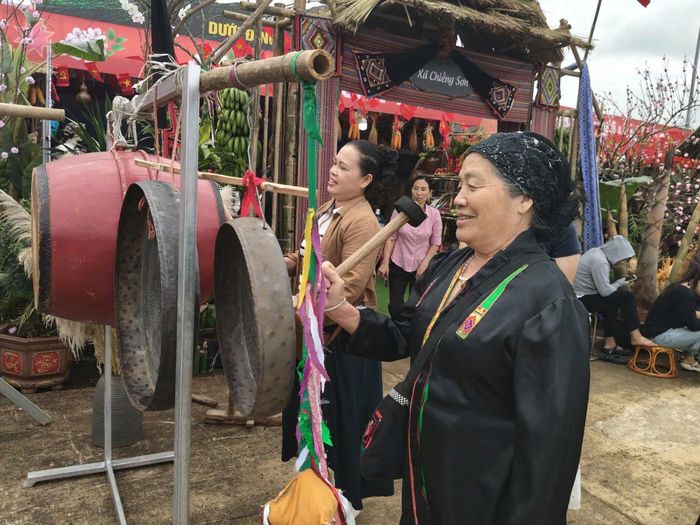 Các chương trình văn hóa, nghệ thuật thu hút đông đảo người dân và du khách đến thăm quan, trải nghiệm. Qua sự tham gia của các nghệ nhân, diễn viên, lịch sử hình thành, xây dựng quê hương cùng phong tục, tập quán và đời sống văn hóa của các dân tộc Thái, Mông, Kinh, Tày trên mảnh đất cao nguyên Mộc Châu được tái hiện sinh động (Ảnh: QĐ).