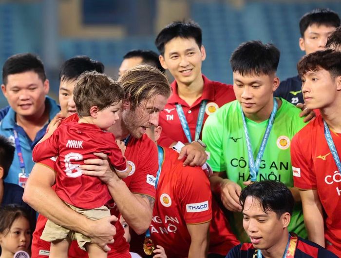 Các cầu thủ CLB Công an Hà Nội ăn mừng chiến thắng bên gia đình sau trận đấu. Công an Hà Nội khép lại trận đấu với chiến thắng 5-0, qua đó bảo vệ thành công Siêu cúp Quốc gia.