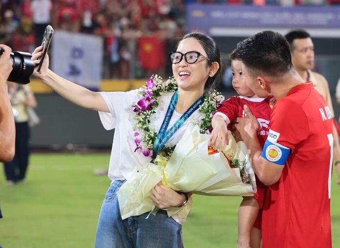 Quang Hải tươi rói xuất hiện bên vợ con trong phút ăn mừng chiến thắng trên sân Hàng Đẫy. Chu Thanh Huyền chia sẻ Quang Hải là người truyền tình yêu bóng đá cho cô. Cô hạnh phúc khi thấy chồng trên sân cỏ.