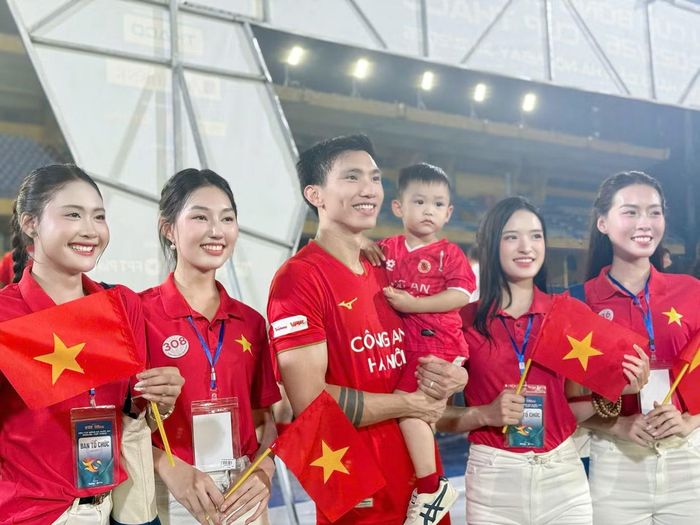 Cầu thủ Đoàn Văn Hậu chụp ảnh cùng các thí sinh Hoa hậu Việt Nam sau trận đấu. Anh đã có những phút thi đấu ấn tượng trong hiệp 2. Chung khung hình với các thí sinh Hoa hậu Việt Nam còn có cậu con trai của Đoàn Văn Hậu và Doãn Hải My.