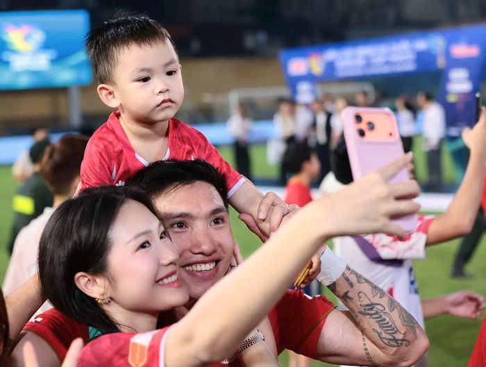 Đoàn Văn Hậu chụp ảnh cùng vợ Doãn Hải My và con trai hai tuổi sau chiến thắng trước CLB Công an TPHCM. Trước đó, Doãn Hải My thu hút sự chú ý khi có mặt trên khán đài sân Hàng Đẫy để cổ vũ chồng thi đấu.