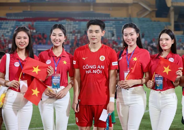 Đình Bắc là cầu thủ gây chú ý trong trận đấu diễn ra tại sân Hàng Đẫy chiều 30/8. Sau chiến thắng trước CLB Công an TPHCM, Đình Bắc được khán giả vây quanh chụp ảnh kỷ niệm. Trong trận này, Đình Bắc có pha lập công giúp nâng tỷ số lên 4-0 trong hiệp hai.