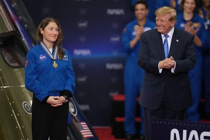 Tổng thống Mỹ Donald Trump trong lễ trao tặng Huy chương Danh dự không gian của Quốc hội cho các thành viên sứ mệnh Artemis II tại Trung tâm Vũ trụ Johnson của NASA ngày 28/8. (Ảnh: AP)