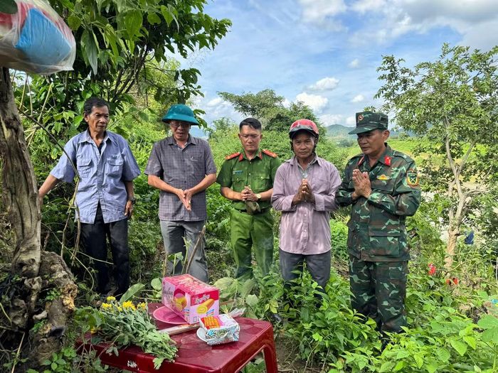 Ông Y Nghe Pang Taih (bìa trái) và Y Biêng N’tơr (thứ 2, từ phải qua) chỉ dẫn nơi đồng đội nằm lại.