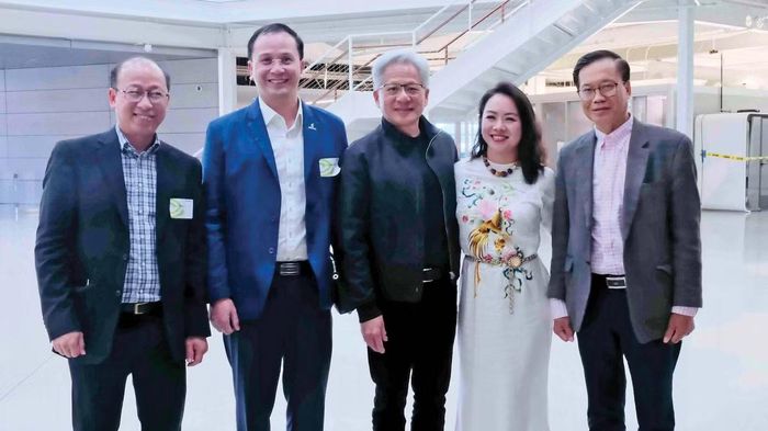 Tổng Lãnh sự Hoàng Anh Tuấn (bìa phải) cùng đoàn Petrovietnam trong cuộc gặp CEO NVIDIA Jensen Huang