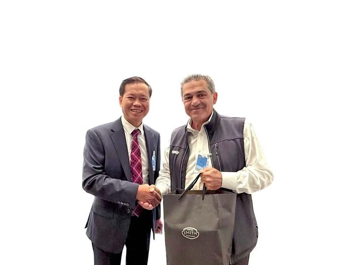 Tổng Lãnh sự Hoàng Anh Tuấn gặp tỷ phú Saeed AmidiẢnh: NVCC