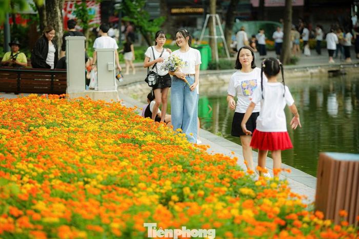 Không chỉ giới trẻ, khu vực này còn thu hút nhiều gia đình, du khách và người trung niên đến tham quan. Nhiều người kết hợp đi dạo quanh hồ với ngắm hoa, chụp ảnh lưu niệm.