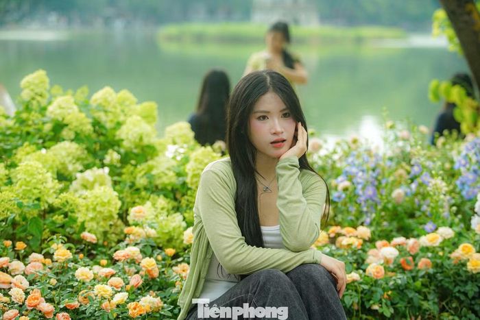 Trang phục tông màu nhạt, trong trẻo như trắng, xanh bơ, xanh ngọc... được nhiều "nàng thơ" lựa chọn để phù hợp khung cảnh. Những khóm cẩm tú cầu kết hợp cùng không gian Hồ Gươm và Tháp Rùa tạo nên góc chụp được nhiều người yêu thích.