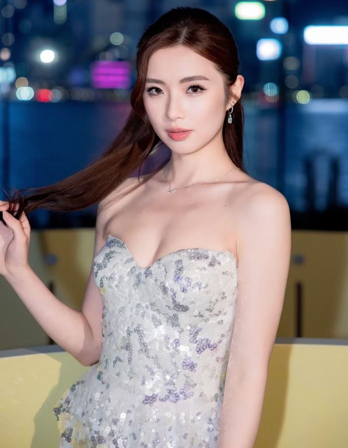 Hoàng Kiến Đông và Á hậu Hong Kong Lương Khải Tình đi cùng bộ đôi La Thiên Vũ vì vậy bị nghi là đang tìm hiểu nhau.