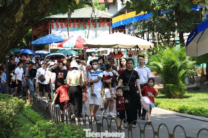 Trong khi nhiều tuyến phố khá thông thoáng, các khu vui chơi, giải trí trên địa bàn Hà Nội ghi nhận lượng lớn người dân và du khách đến tham quan. Công viên Thủ Lệ là một trong những điểm tập trung đông người.