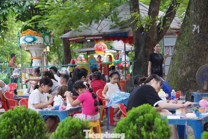 Trò chơi tô tượng tiếp tục thu hút nhiều em nhỏ tham gia trong dịp nghỉ lễ.