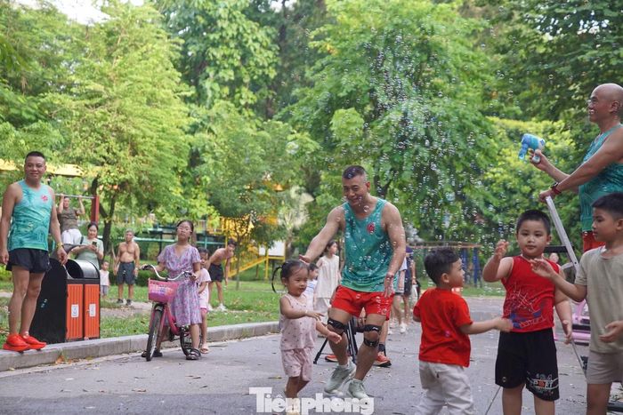 Một số khu vực trong công viên thu hút đông trẻ em với hoạt động thổi bong bóng xà phòng.