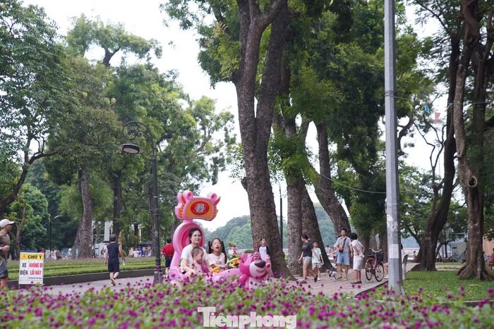Tại Công viên Thống Nhất, không gian rộng và nhiều cây xanh thu hút nhiều gia đình đến dã ngoại, thư giãn trong dịp nghỉ lễ.
