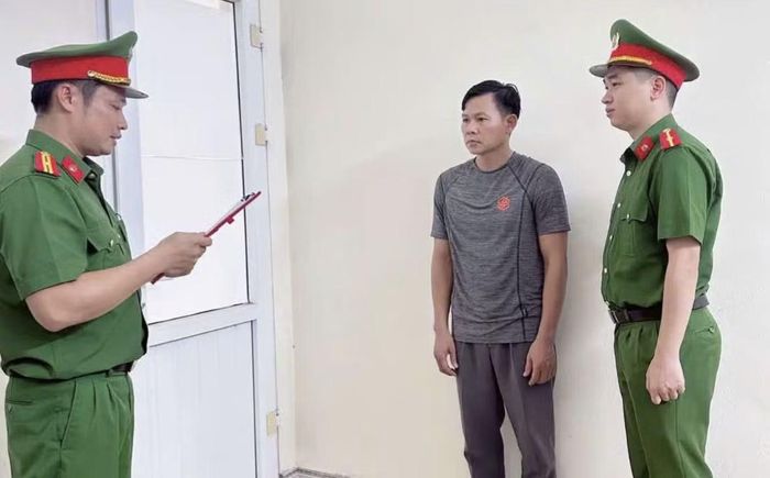 Cơ quan tố tụng công bố quyết định tạm giữ với Lâm Đình Dưỡng. Ảnh: CACC.