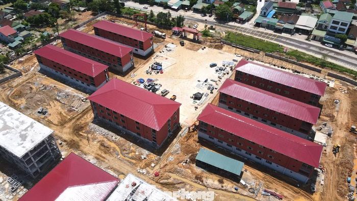  Công tác bán trú, nội trú dự kiến được triển khai từ ngày 7/9. Để phục vụ hơn 1.000 học sinh, nhà trường dự kiến phải hợp đồng với 30 nhân viên. "Từ nay đến thời điểm chính thức bước vào năm học mới, công tác tuyển dụng đội ngũ này phải được hoàn tất để bảo đảm các hoạt động ăn, ở, sinh hoạt của học sinh diễn ra ổn định", Hiệu trưởng Lương Văn Võ nói. 