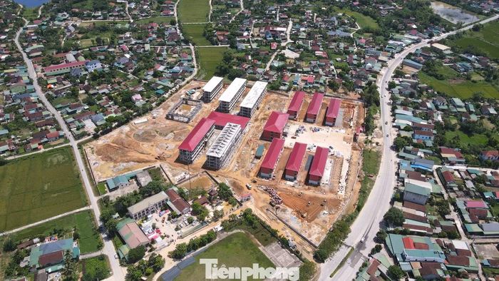  Trường đường xây dựng nằm bên quốc lộ 7 tại xã Anh Sơn với tổng mức đầu tư hơn 377 tỷ đồng. Toàn bộ khuôn viên trường gồm nhiều hạng mục đồng bộ như: 3 khối nhà 3 tầng tiểu học, 3 khối nhà 3 tầng THCS; dãy nhà hiệu bộ; khu nội trú﻿ dành cho học sinh; nhà nội trú giáo viên; nhà đa năng; khu bếp, nhà ăn cùng hệ thống cổng, hàng rào, nhà bảo vệ và hạ tầng kỹ thuật. 