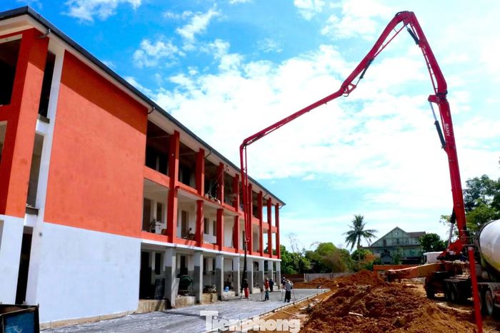  Những ngày cuối tháng 8, không khí trên công trường diễn ra khẩn trương. Các nhà thầu tập trung tối đa nhân lực và thiết bị nhằm kịp hoàn thiện, bàn giao công trình trước lễ khai giảng﻿. 