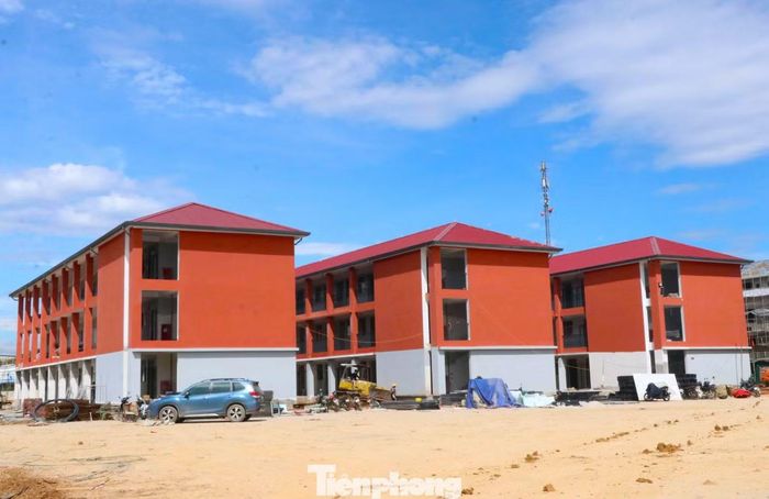  Đại diện công ty thi công nội thất phòng học cho biết, đơn vị đang huy động tối đa nhân lực, tổ chức tăng ca, tăng kíp để lắp đặt thiết bị phòng học. Đơn vị phấn đấu hoàn thành, bàn giao cho chủ đầu tư vào ngày 3/9. 
