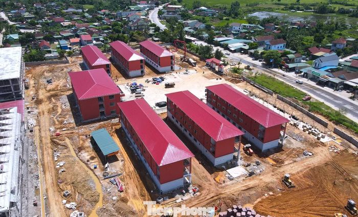 Đến thời điểm hiện tại, 6 khối nhà học và khối nhà hiệu bộ cơ bản đã hoàn thiện phần xây dựng, sơn tường, lắp cửa chính và cửa sổ.