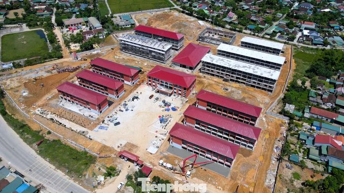  Các dãy nhà còn lại đang được hoàn thiện gồm: khu nội trú dành cho học sinh; nhà nội trú giáo viên; nhà đa năng; khu bếp, nhà ăn. 