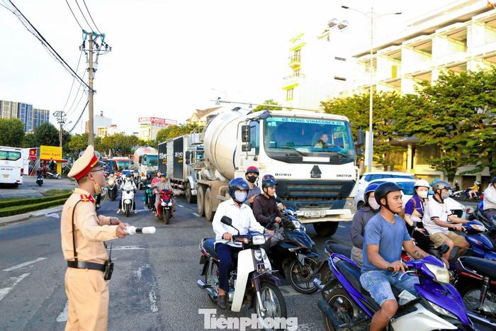 Nút giao Cách Mạng Tháng 8 - Lê Thanh Nghị có lưu lượng phương tiện lớn, các chiến làm nhiệm vụ điều tiết, phân luồng. Ảnh: Duy Quốc.