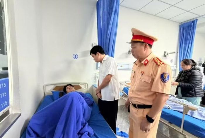 Ông Nguyễn Hữu Quế (áo trắng) thăm hỏi sức khoẻ của các nạn nhân.