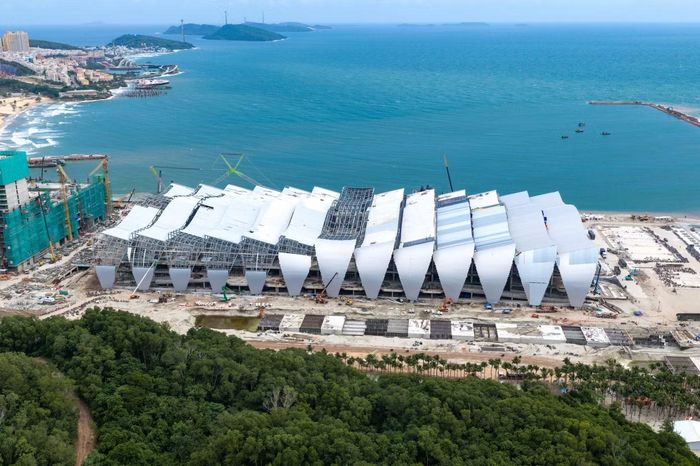 Một chi tiết khác trong thiết kế là hệ hàng hiên bao quanh tòa nhà, rộng khoảng 15m và dài hơn 300m. Đây vừa là không gian chuyển tiếp giữa cảnh quan bên ngoài với khu vực hội nghị, vừa góp phần thích ứng với điều kiện khí hậu nhiệt đới. Các tầng của công trình được bố trí theo từng nhóm công năng. Tầng 1 dành cho khu hậu cần và hệ thống nhà hàng; tầng 2 có khoảng 30 phòng họp đa năng với hệ thống vách ngăn linh hoạt. Tầng 3 là không gian rộng khoảng 3.000m², phục vụ các phiên họp APEC chính thức của nguyên thủ và có thể chuyển đổi thành phòng yến tiệc cấp nhà nước.