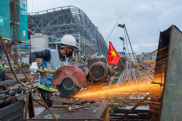 Để đảm bảo tiến độ, lực lượng kỹ sư, công nhân duy trì thi công ngày đêm theo phương án “ba ca, bốn kíp”, bất chấp thời tiết nắng mưa thất thường trên đảo. Theo thiết kế, Trung tâm Hội nghị và Triển lãm APEC 2027 có tổng diện tích sàn khoảng 153.130m², gồm một tầng hầm, ba tầng nổi và tầng tum kỹ thuật. Công trình cao 39,25m, diện tích mái khoảng 52.000m².
