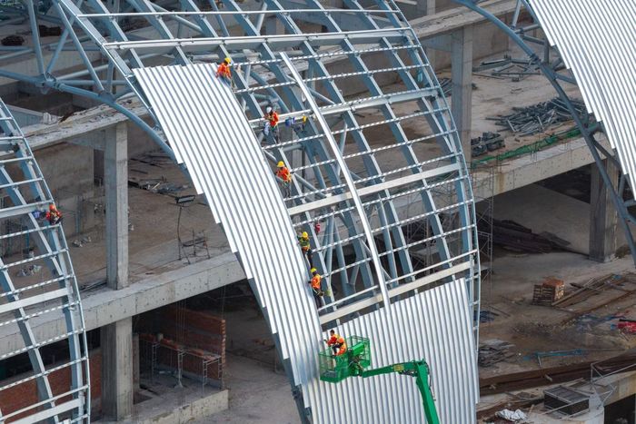 Điểm nhấn kiến trúc của công trình là hệ mái với những đường cong uốn lượn, lấy cảm hứng từ những con sóng biển Phú Quốc. Thiết kế này được thể hiện qua 13 nhịp mái chính, tạo nên hình dáng đặc trưng cho toàn bộ công trình. Hệ mái sử dụng khoảng 12.000 tấn kết cấu thép, với khả năng vượt nhịp không cột lên tới 81m. Khu vực sảnh chính được thiết kế để tận dụng ánh sáng tự nhiên. Ảnh: TĐC
