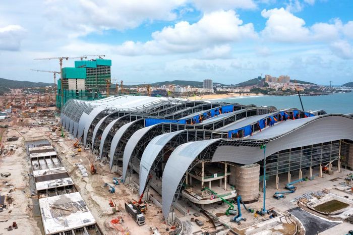 Đáng chú ý, đại sảnh (ballroom) có diện tích khoảng 11.050m², được thiết kế không cột. Khi hoàn thành, không gian này dự kiến vượt Caesars Forum tại Las Vegas (Mỹ) để trở thành phòng ballroom không cột có diện tích lớn nhất thế giới. Theo ông Hoàng Khắc Kỳ, Trưởng bộ phận xây dựng công trình, đến nay dự án đã hoàn thành khoảng 98% khối lượng bê tông cốt thép và hơn 95% kết cấu thép chính. Chủ đầu tư đặt mục tiêu hoàn thiện phần mặt ngoài công trình trong quý IV/2026 và hoàn thành toàn bộ nội thất trong quý I/2027. Ảnh: TĐC