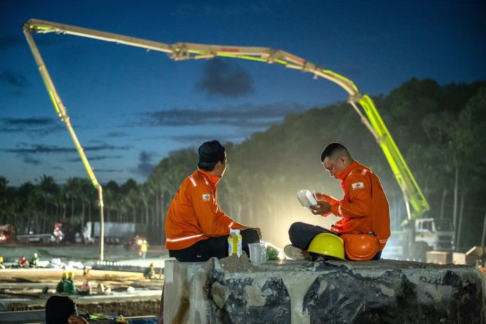 Trên công trường, những ngày nghỉ lễ 2/9 cũng không làm giảm nhịp thi công. Hàng nghìn kỹ sư, công nhân tiếp tục bám trụ, từng bước hoàn thiện công trình để kịp phục vụ Tuần lễ Cấp cao APEC 2027. Ảnh: TĐC