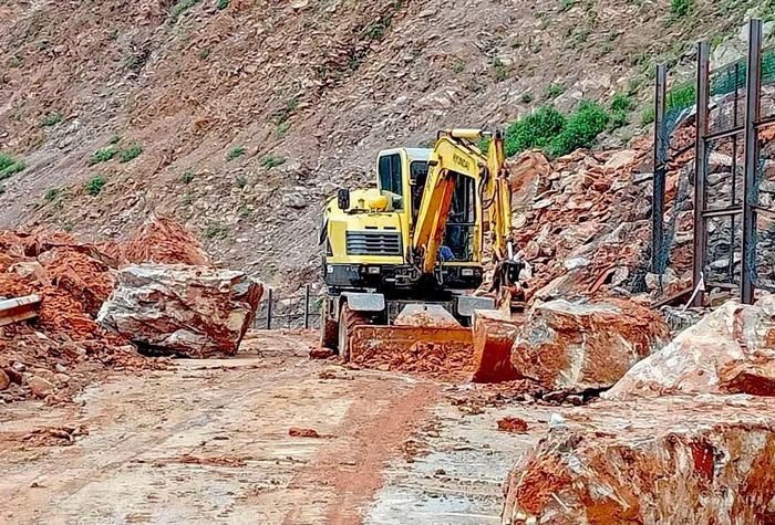 Đơn vị chức năng huy động máy múc san gạt đường.