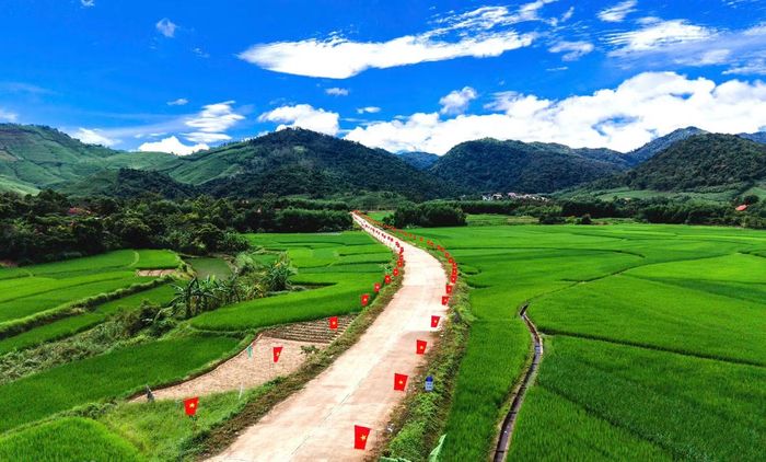 Đoàn Thanh niên xã An Lạc (Bắc Ninh) triển khai công trình “Đường cờ Tổ quốc” với hơn 500 lá cờ được lắp đặt hai bên tuyến đường vào khu du lịch, tạo điểm nhấn nổi bật giữa núi rừng dịp Quốc khánh 2/9.