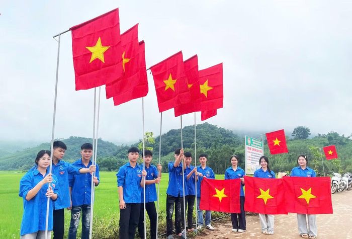 Đoàn viên xã An Lạc triển khai công trình "Đường cờ Tổ quốc".