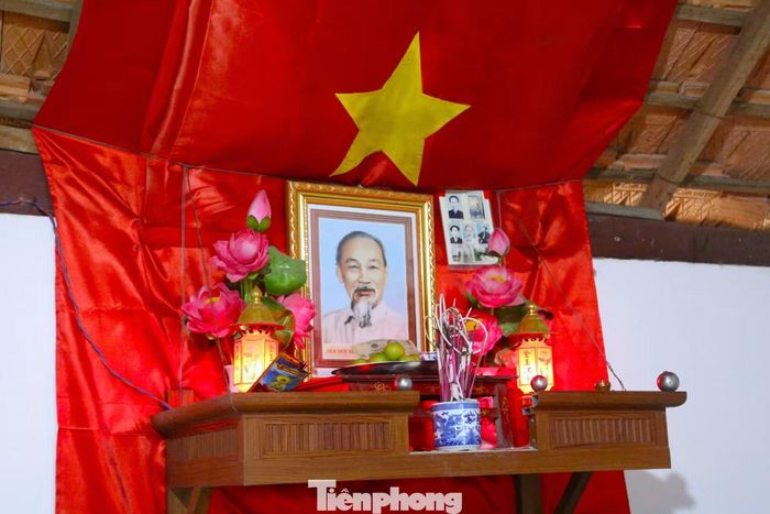 Bàn thờ Bác Hồ được bài trí giản dị với hoa, quả và nén hương thành kính.