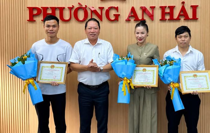 Anh Trí (bìa phải) và những người bạn đồng hành được phường An Hải tuyên dương, khen thưởng vì đã có đóng góp tích cực trong việc bảo vệ môi trường.