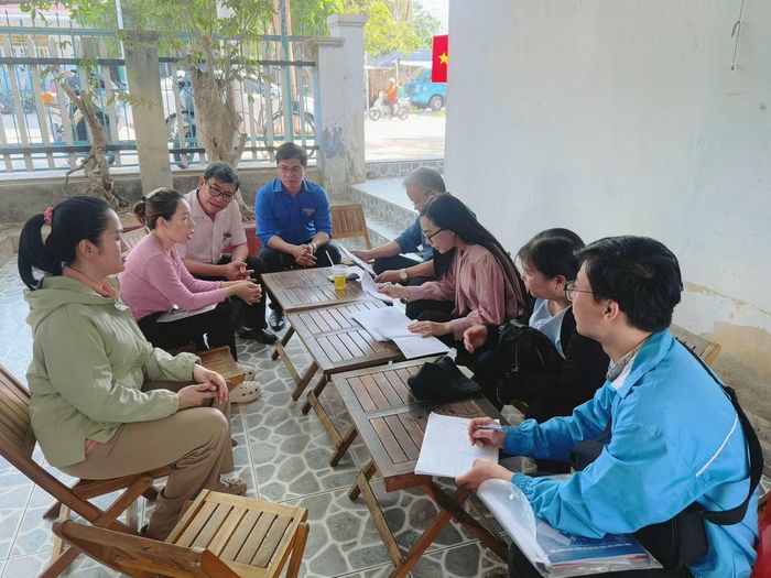 Đoàn công tác trực tiếp kiểm tra, khảo sát Tổ TK&VV, các hộ vay vốn trên địa bàn.
