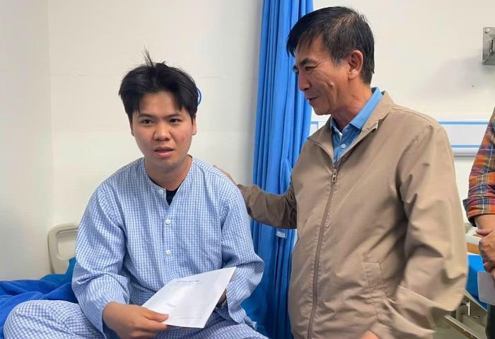 Anh Lên (bìa trái) chưa hết bàng hoàng sau vụ tai nạn.