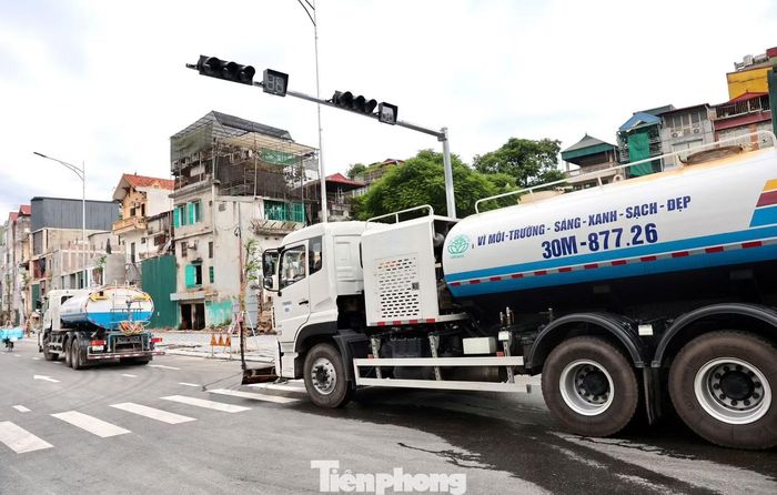 Trước khi đưa tuyến đường vào khai thác, hệ thống chiếu sáng, biển báo, sơn kẻ đường, phân làn và các hạng mục bảo đảm an toàn giao thông tiếp tục được kiểm tra, hoàn thiện.