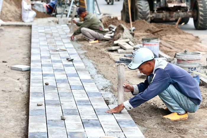 Tại một số vị trí, công nhân vẫn khẩn trương hoàn thiện vỉa hè và các hạng mục cuối cùng trước thời điểm tổ chức giao thông.