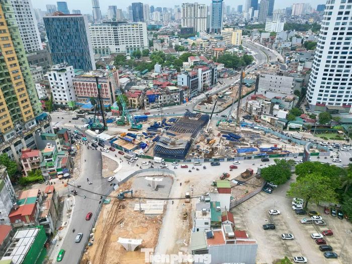 Hai cầu vượt tại nút giao Láng Hạ - Giảng Võ và Nguyễn Chí Thanh vẫn đang được triển khai. Theo kế hoạch, hai cầu vượt cùng các hạng mục còn lại dự kiến hoàn thành trước ngày 31/12.