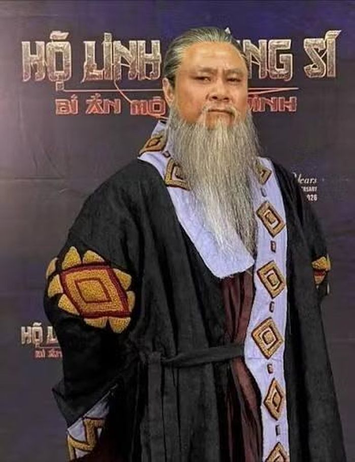 Tạo hình NSND Tự Long trong Hộ linh tráng sĩ.